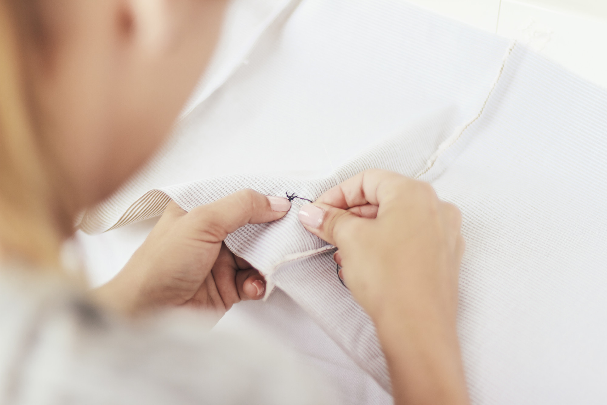 Mani che lavorano un ricamo delicato